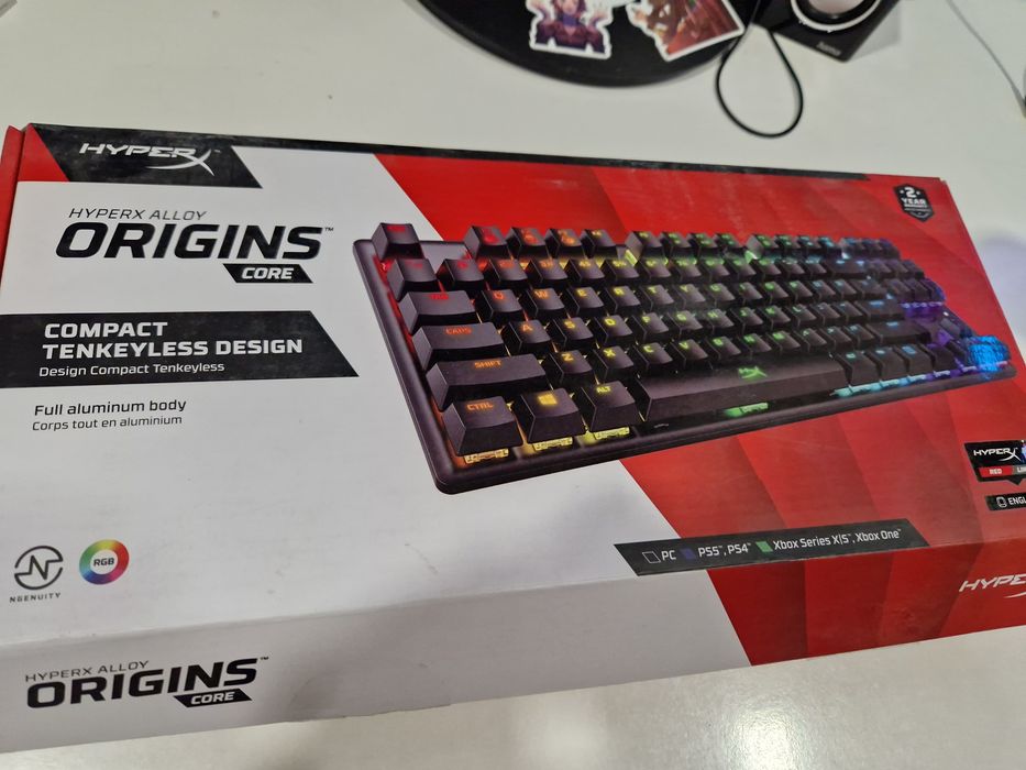 Hyperx Alloy Origins Core с червени суичове