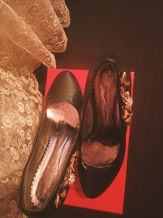 Vechrni qora tufli kelinlar tofligi oq rangda nikohka kiyiladgan