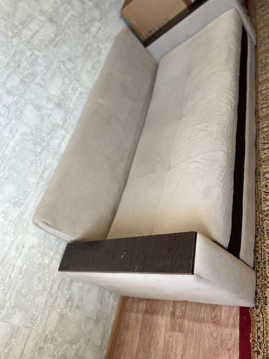 Диван сатылады. Продается диван.