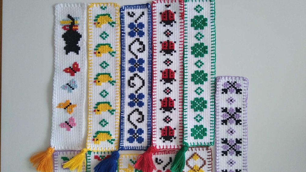 Vând semne de carte cusute manual pe etamină