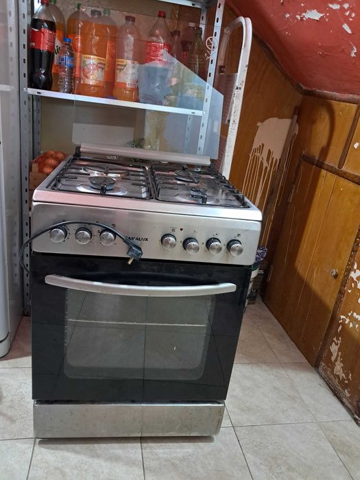 Продавам готварска печка с  три газови котлона,1 на ток и фурна на ток