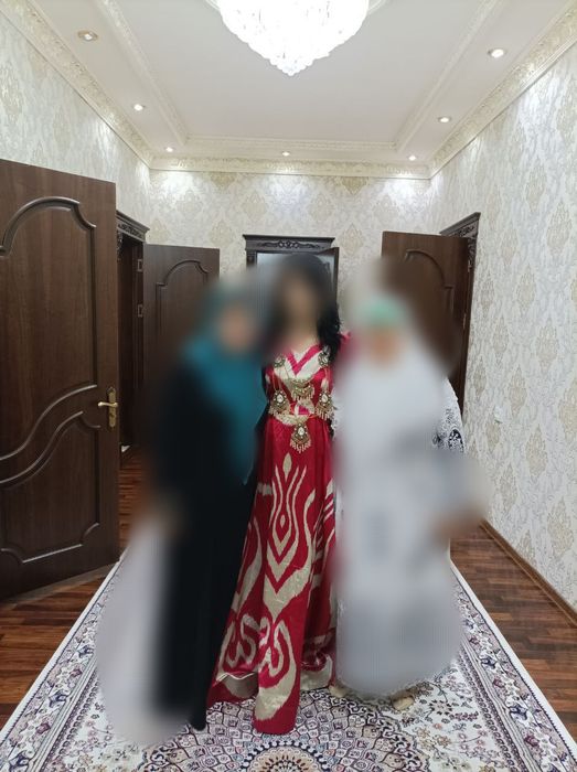 Ансамбль. Адрасное платье со шлейфом.