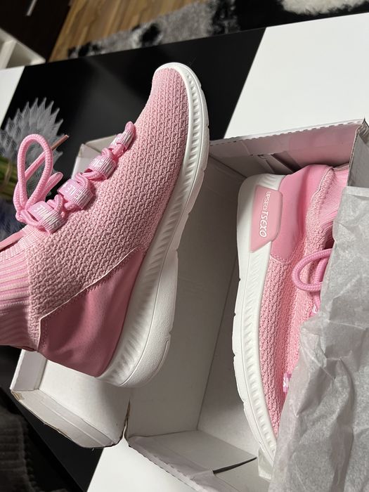 Леки и удобни дамски обувки.