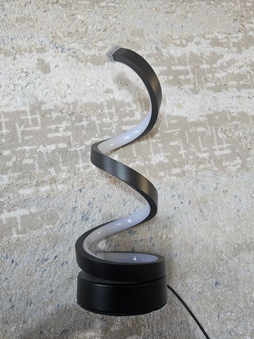 Veioza dormitor lumina calda sau rece