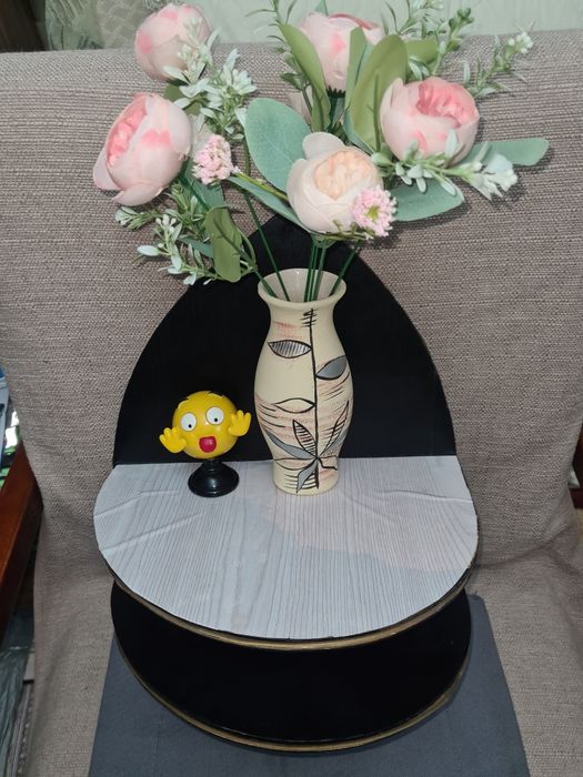 Продаётся  стенка" Салют" и полочка.