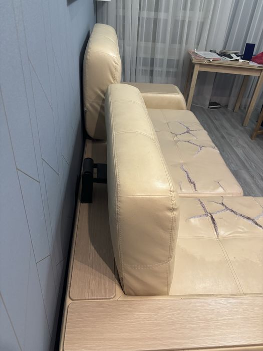 Продам кожаный диван