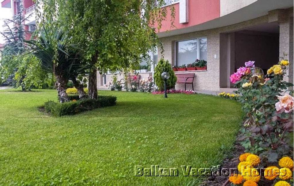 Просторен двустаен апартамент с тераса и басейн в Галата, Варна