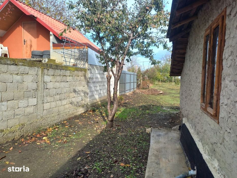 Casă cu 4 camere, curte mare, preț accesibil