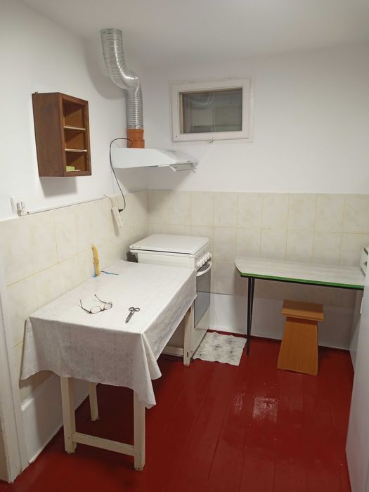 Închiriez ,la curte,spațiu de locuit , în Brăilița