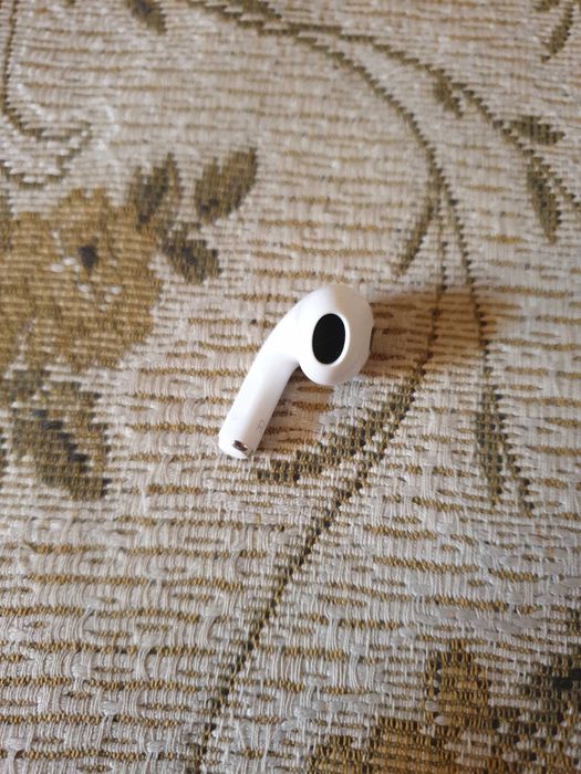 Продам оригинальный наушник Airpods 3 правый