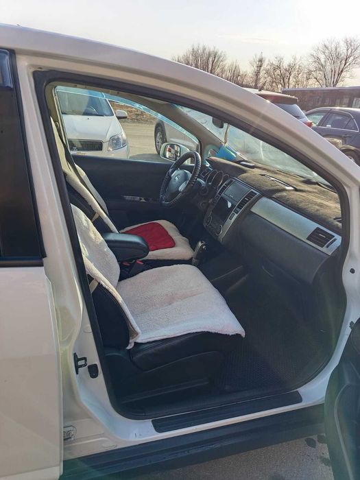 Nissan tiida машина