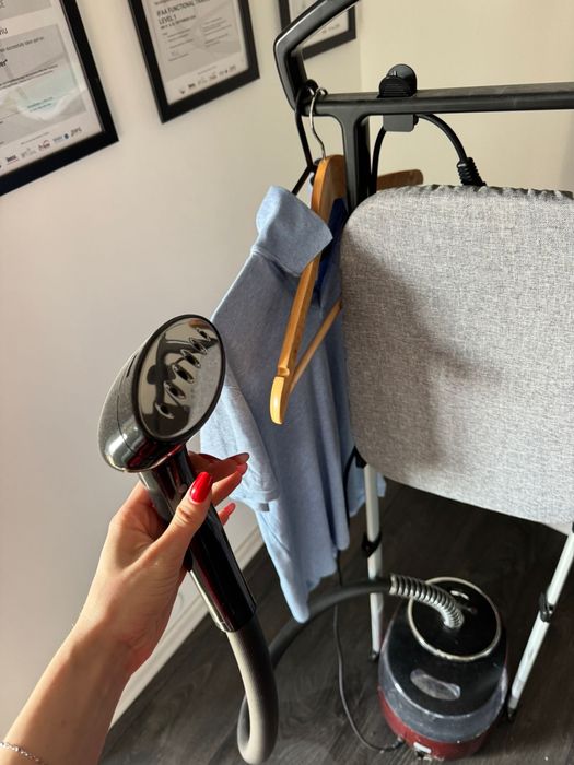 Aparat de calcat vertical cu aburi