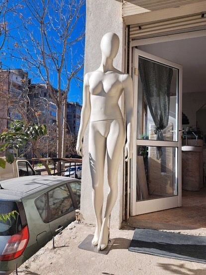 Дамски манекен с махаща се приставка да изглежда бременен