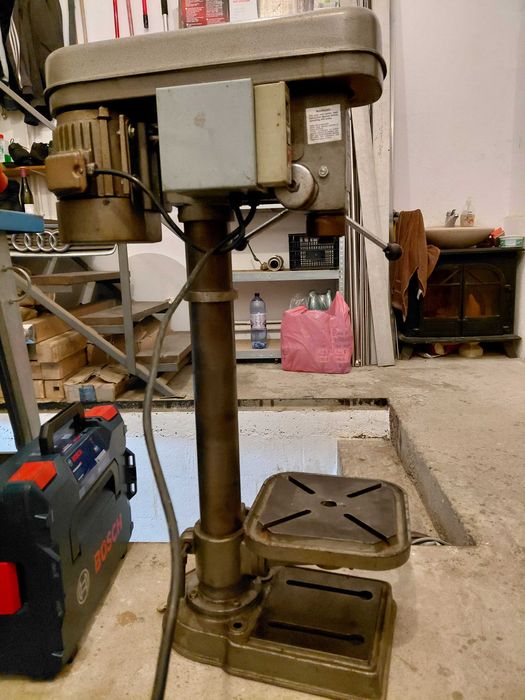 Masina de gaurit cu coloana Con mk2