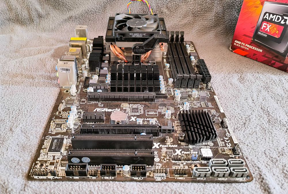 8-ядрен комплект: AMD FX-8350 (4.2GHz) + Дъно ASRock 970 Extreme3 + Ох