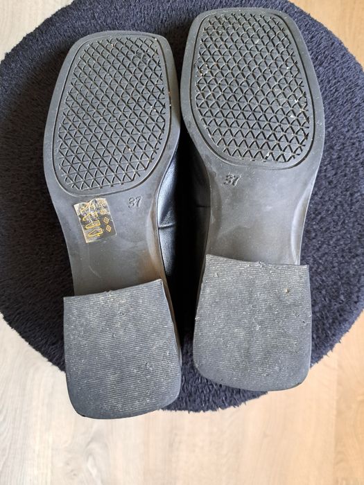 Vând pantofi din piele, în culoarea neagră