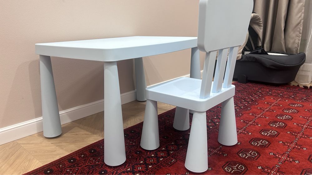 Продается детский  стол и стул
