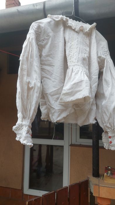 Vănd cămăși tradiționale din zona Beiușului.