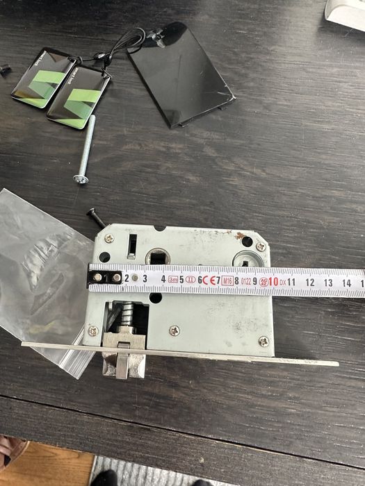 Yala smart inteligenta cu amprenta, card si ecran tactil