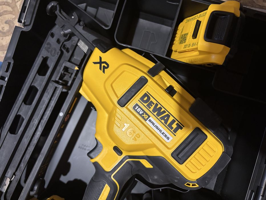 Гаоздезабивный пистолет DeWALT DCN660D2