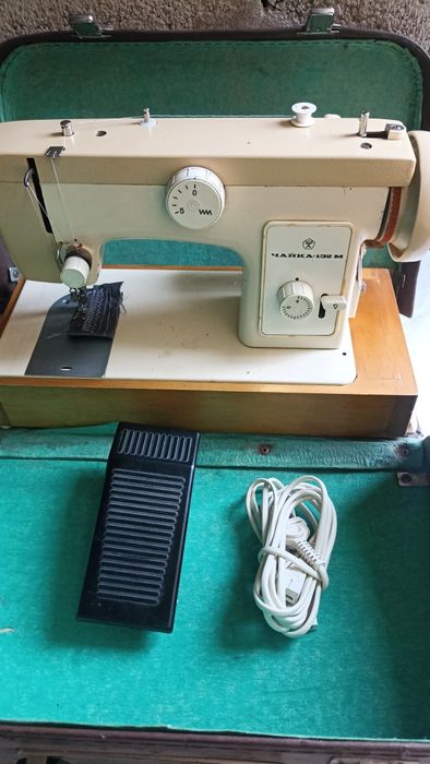 Швейная машинка Чайка прямострока зигзаг работает отлично..