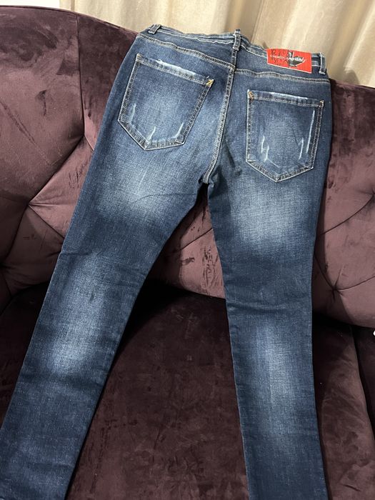 Blugi Dsquared2 modelul nou