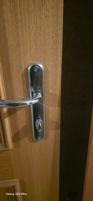 Vând 11 uși de interior din lemn, fără tocuri, stare bună.