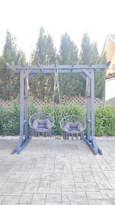 Pergola cu leagan dublu.