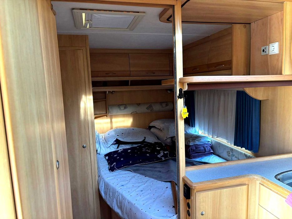 Rulotă Sprite Cirrus, an 2001, ideală pentru camping off-grid.