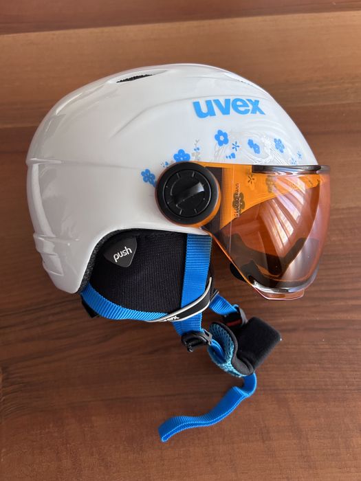 Ски, обувки, каска с визьор и щеки