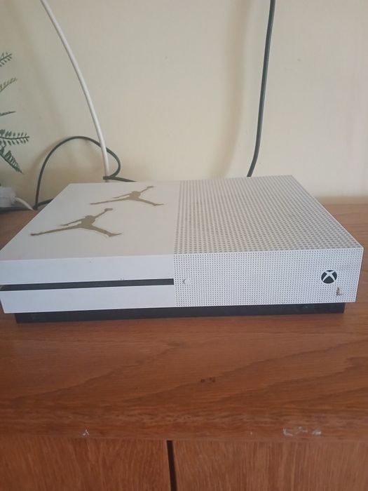 Vând -Xbox One S 1T+ volan si pedale