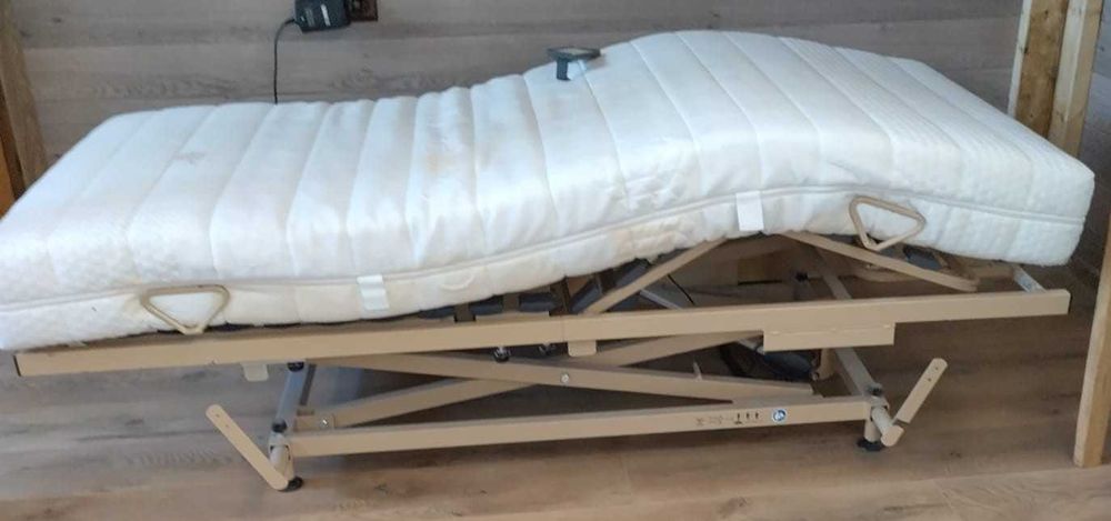 Pat medical pentru îngrijire bolnavi/recuperare, electric, cu telecomandă – Stare Excelentă