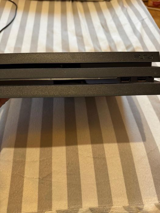 PlayStation 4 pro 1 TB + jocuri