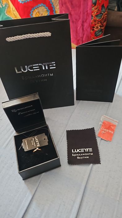 Кольцо с бриллиантом в подарок подвеска