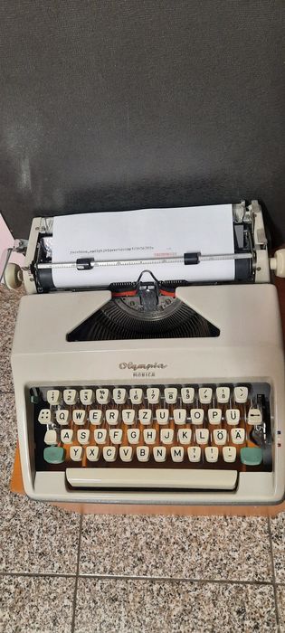 Mașină de scris Olympia Monica impecabilă