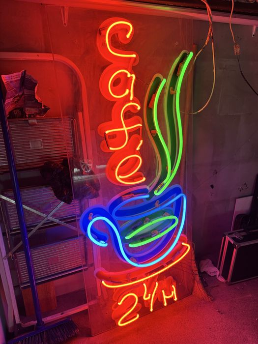 Продабам неонова реклама