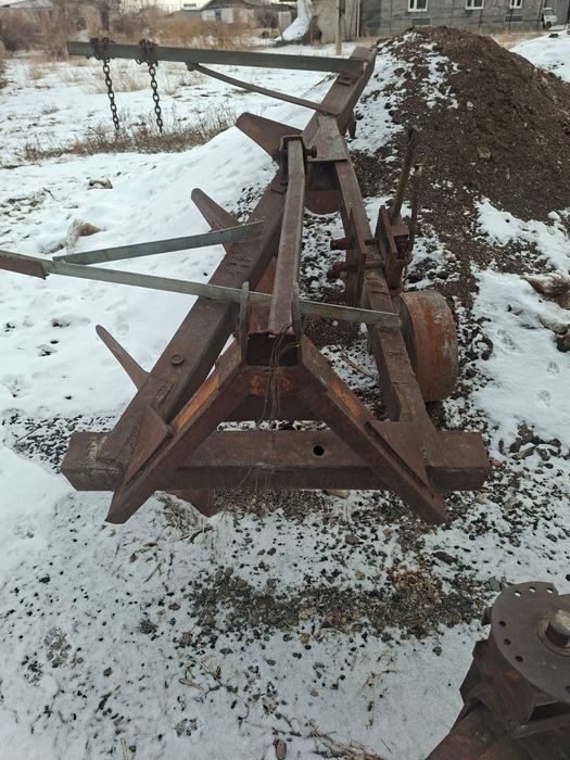 Трактор мтз80 с 2 телегами и плугом