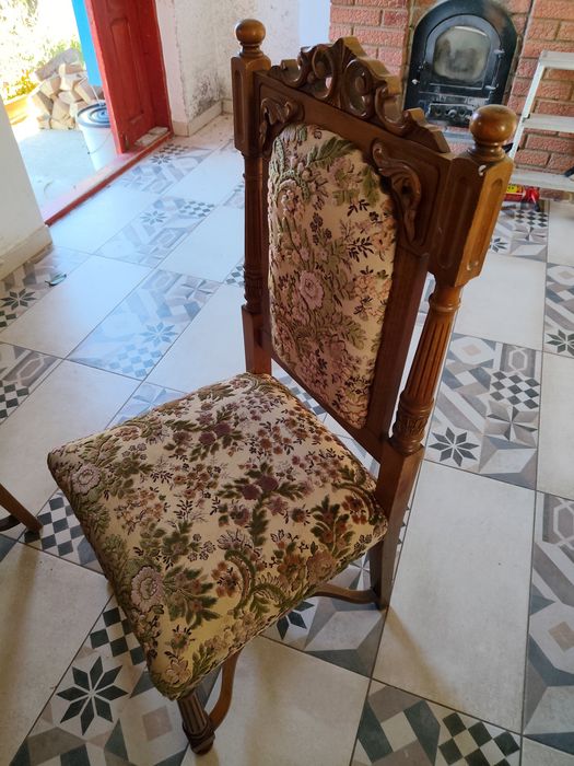 Masa din lemn   extensibilă cu 6 scaune.