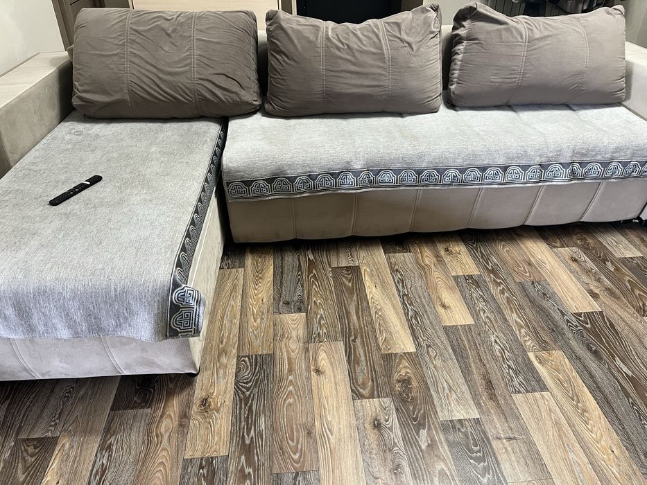 Диван, тумба под телевизор и люстры