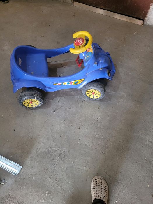 Кола с педали  и е от по големите