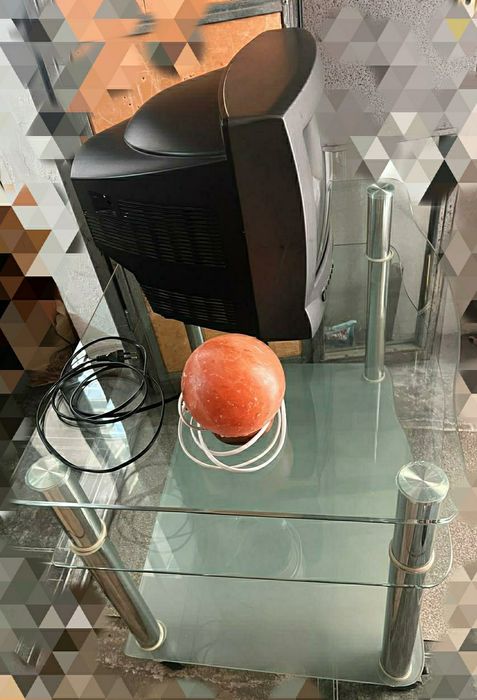 Стол с телевизором