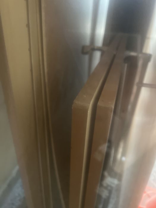 Продавам голям гардероб с две плъзгащи врати в много добро състояние.