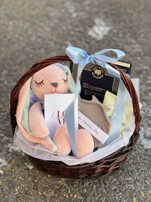 Бокс в корзине с книгой