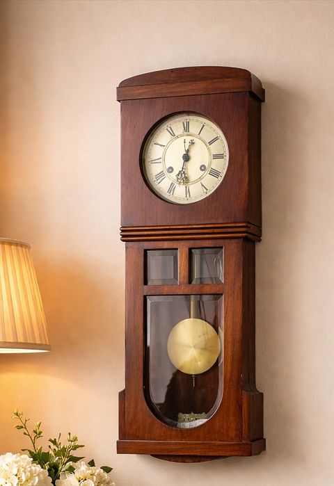 Pendula, ceas de perete antic Art-Deco cutie din lemn furnuruita, geam