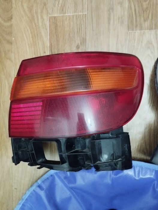 Продам задний фонарь Тойота Карина е!