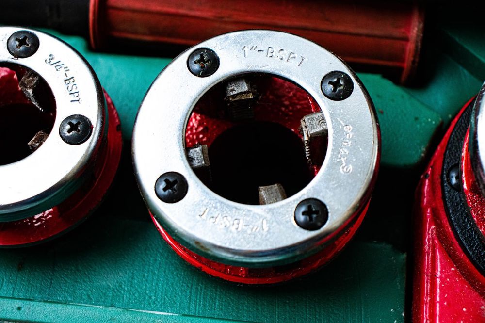 Набор для нарезки резьбы труб Ермак