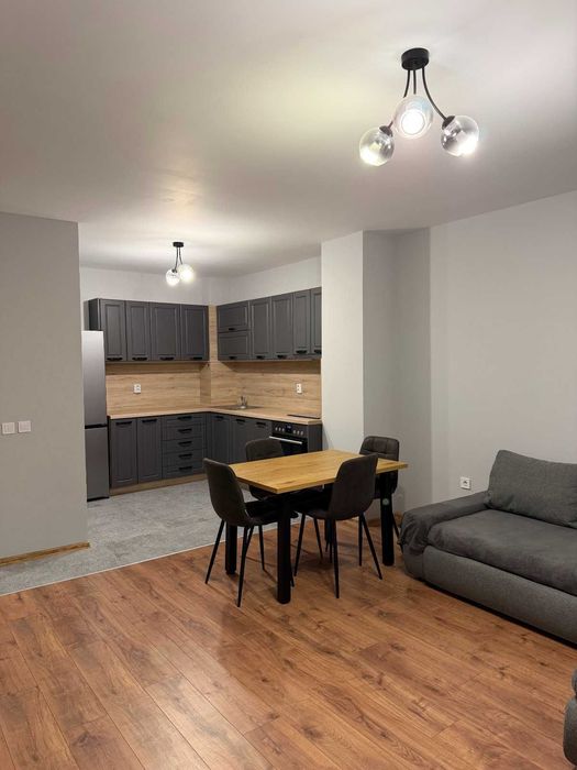 Под наем обзаведен апартамент  с паркомясто в квартал Трошево