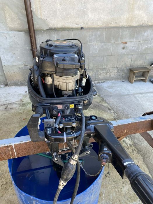 Продва се четири тактово двигател Сузуки 15 коня къс ботуш ел стратер и ръчен стеатер 1380евро тел. 0886560052