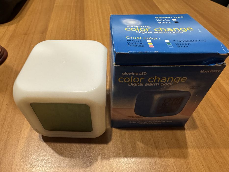 Ceas de masa luminos cu culori schimbabile