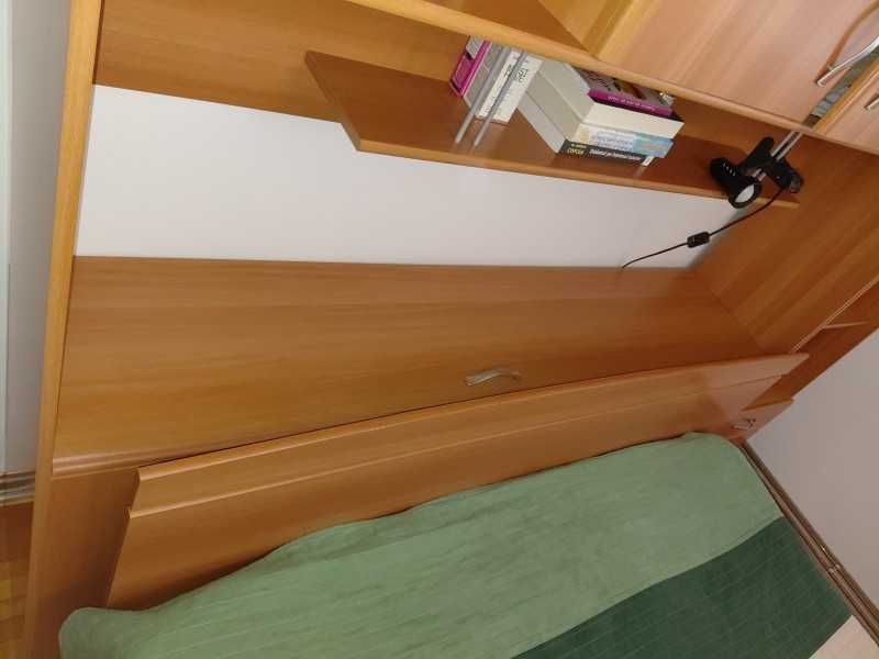 mobilier dormitor si hol. dulapuri, pat, mini biblioteca